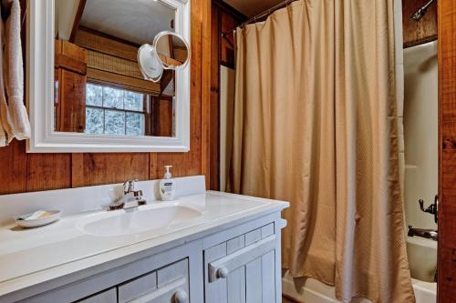 a bathroom with a sink and a shower at Floralia in Highlands