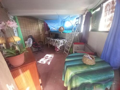 - Vistas a una habitación con cama y mesa en Casa Fabrice, en Ribeira da Prata