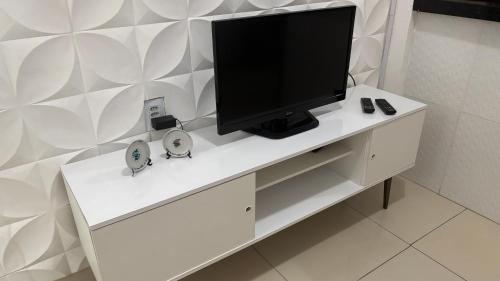 Μια τηλεόραση ή/και κέντρο ψυχαγωγίας στο Apartamento mobiliado no Encantos do Natal 2025 Garanhuns PE