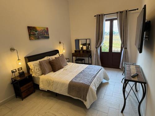 a bedroom with a bed and a table and a window at Cipresso en ValQuirico in Santeagueda