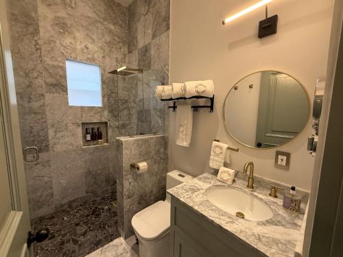 a bathroom with a sink and a mirror at Cipresso en ValQuirico in Santeagueda