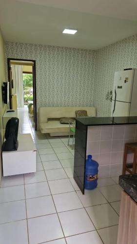 a kitchen with a couch and a table in a room at Flat Monte Castelo Completo em Gravatá Wi-Fi Rápido Ar Estacionamento in Sairé