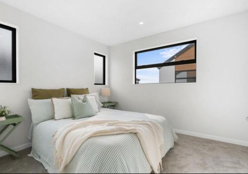 Ένα ή περισσότερα κρεβάτια σε δωμάτιο στο Modern Heritage 2BR Home