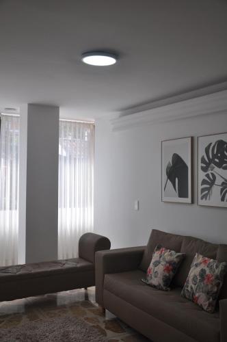 a living room with a couch and a window at live Medellín desde un Apartamento Céntrico y Cómodo in Medellín