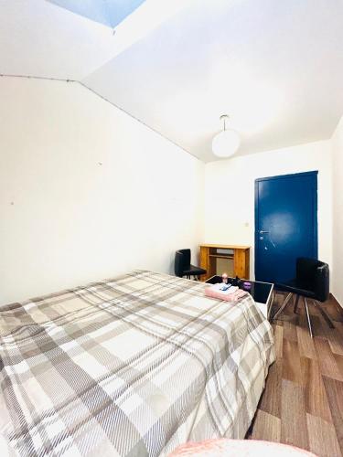 a bedroom with a large bed in a room at Christalsuite in Frameries
