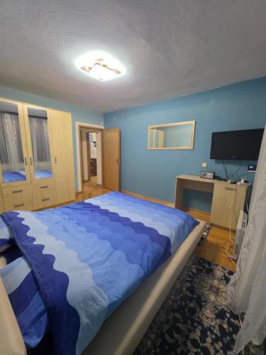 Ένα ή περισσότερα κρεβάτια σε δωμάτιο στο Vila Emani