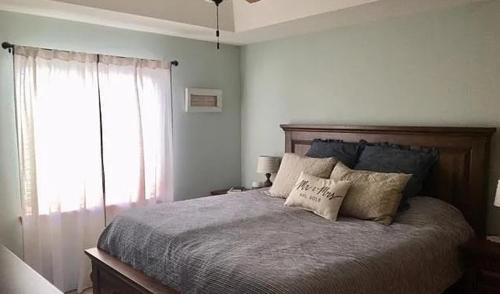 Postel nebo postele na pokoji v ubytování Peaceful West Omaha Stay