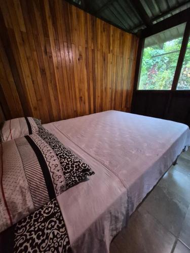 Postel nebo postele na pokoji v ubytování Barco Pirata-Beachfront jungle cabin