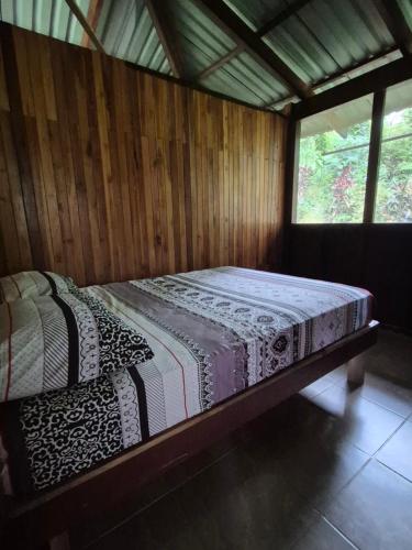 Postel nebo postele na pokoji v ubytování Barco Pirata-Beachfront jungle cabin