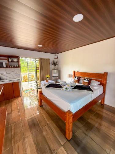 a bedroom with a large bed in a room at Refugio Las Cortezas in Tapantí