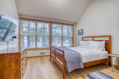 Schlafzimmer mit einem großen Bett und Fenstern in der Unterkunft Xanadu in Pacific City