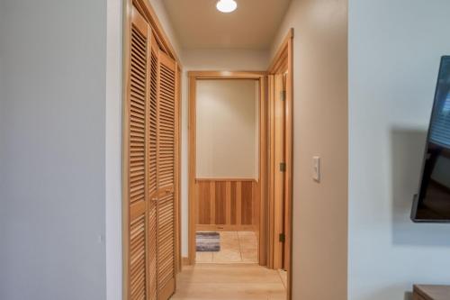 ein Flur mit einer Tür, die in einen Raum führt in der Unterkunft Xanadu in Pacific City