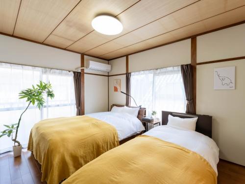 Postel nebo postele na pokoji v ubytování 海街ゲストハウス