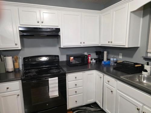 Kuchyň nebo kuchyňský kout v ubytování The E-Town Retreat 2BR townhouse close to Downtown