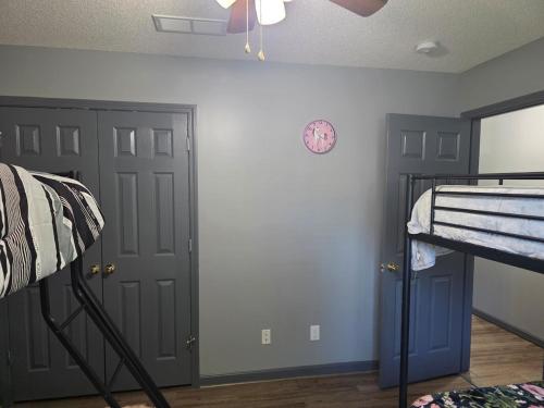 Fotografie z fotogalerie ubytování The E-Town Retreat 2BR townhouse close to Downtown v destinaci Elizabethtown