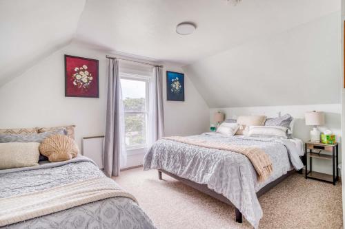 a bedroom with two beds and a window at Whales Cove in Waldport