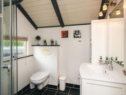 een badkamer met toilet en wastafel bij Secluded Haven in Rindby in Fanø