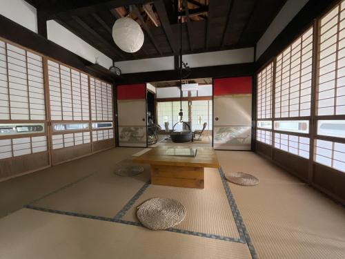 Ōwadaにある美淡-Mitan-のテーブル付きの部屋、一部の窓