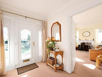 ランズウィックにあるSeacotのソファと鏡のあるリビングルーム