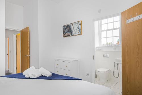 WrittleにあるGrace Bartlett House for 5 with Free Parking for 2の白いベッドルーム(タオル付きのベッド付)