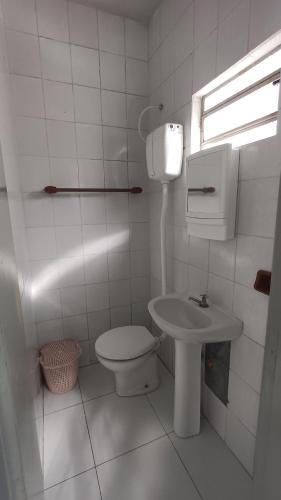 Koupelna v ubytování BRUNO KLEMTZ DS1 - CASA COM PISCINA, PARQUE INFANTIL E SALA DE JOGOS- 2 dorm - MEIA PRAIA - ITAPEMA