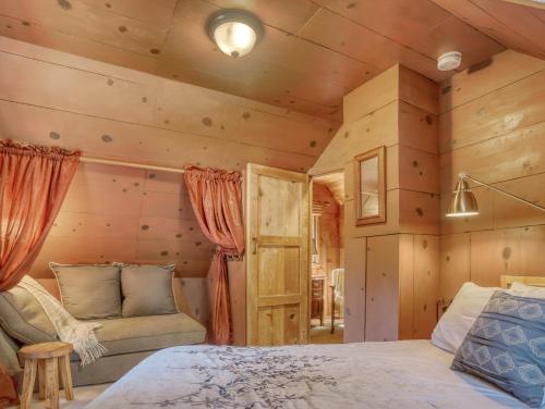 Ένα ή περισσότερα κρεβάτια σε δωμάτιο στο Wallace Cottage - Meredith Lodging