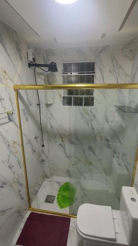 ein Badezimmer mit Dusche und Toilette in der Unterkunft Quarto Suíte Parque Dez in Manaus