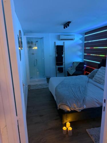 Ένα ή περισσότερα κρεβάτια σε δωμάτιο στο Dream Spa Jacuzzi&Sauna