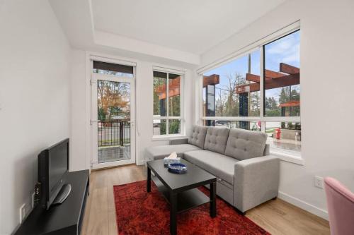 North SurreyにあるIdeal Family-Friendly Stay Comfortable Suiteのソファとテレビのあるリビングルーム