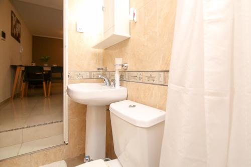 a bathroom with a toilet and a sink and a shower at Departamento céntrico 25 MAYO I - Santa Fe in Santa Fe