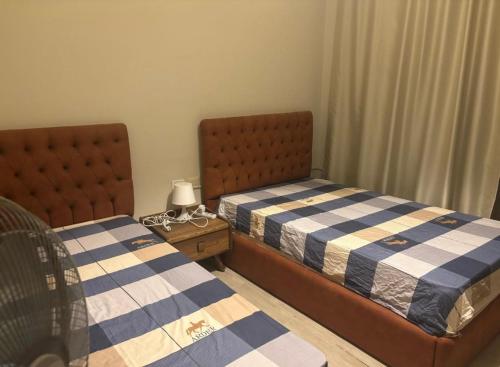 Ένα ή περισσότερα κρεβάτια σε δωμάτιο στο توين هاوس في قرية ازها العين السخنه