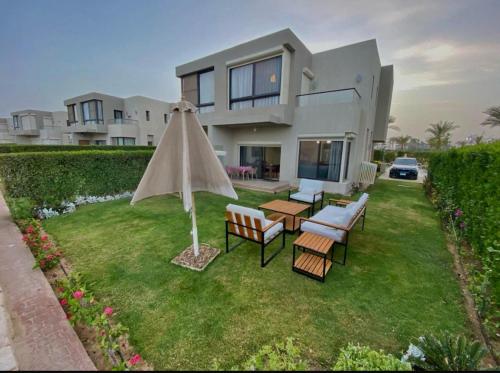 Κήπος έξω από το توين هاوس في قرية ازها العين السخنه