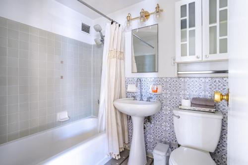 Un baño con lavabo, inodoro y bañera. en Luxury 2 Bedroom 2 Bathroom Residence Great View, en Los Ángeles