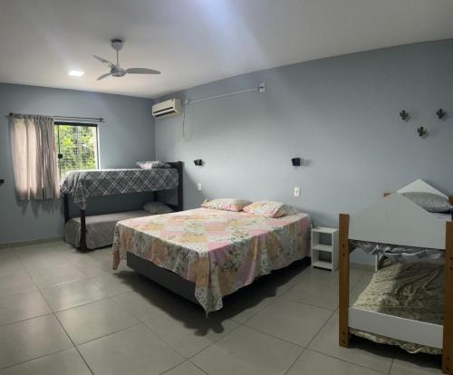 アングラ・ドス・レイスにあるVida Boaのベッドルーム1室(ベッド1台、二段ベッド1組付)