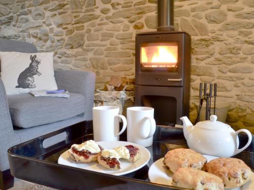 ein Tablett mit Essen auf einem Tisch im Wohnzimmer in der Unterkunft Ivy Bush Cottage in Llanddewi-Brefi