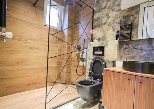 a bathroom with a toilet and a sink at Apartament Modern in Kosovo Polje