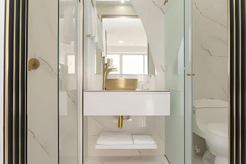 卡塔赫纳Escape to Paradise - Oceanfront in Cartagena的浴室里有洗手池和镜子