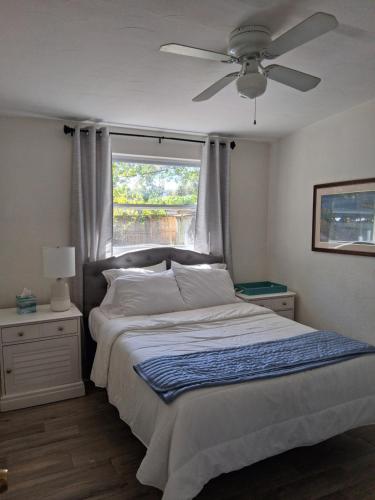 Postel nebo postele na pokoji v ubytování Coastal Vibes 3 Bedroom Home