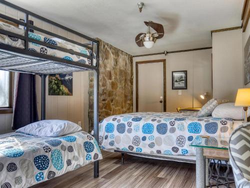 une chambre avec deux lits superposés et un bureau dans l'établissement Thunderhead Lodge #301 - Meredith Lodging, à Government Camp