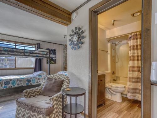 une chambre avec un lit et une salle de bain avec WC dans l'établissement Thunderhead Lodge #301 - Meredith Lodging, à Government Camp