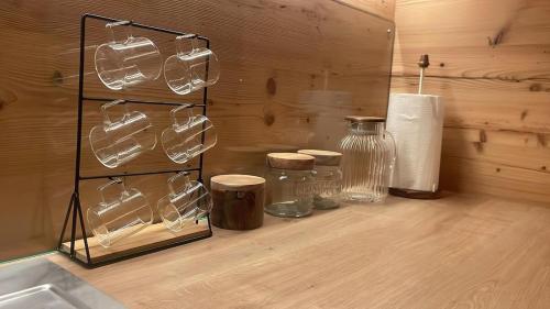 un comptoir de cuisine avec des bocaux en verre et une étagère dans l'établissement Olimpic games Cortina, à San Candido