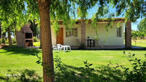 a house with chairs and a table in a yard at Aires de Primavera in San Rafael