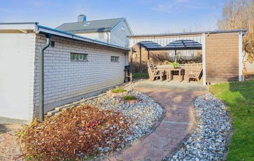 Zahrada ubytování 3 Bedroom Nice Apartment In Finspång