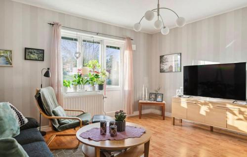 TV a/nebo společenská místnost v ubytování 3 Bedroom Nice Apartment In Finspång