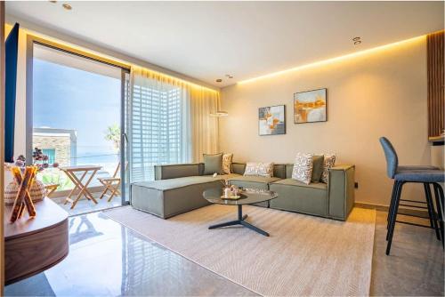 ein Wohnzimmer mit Sofa und Tisch in der Unterkunft The Magic Place - Ocean Walk and Pool Access in Anfa-Supérieur