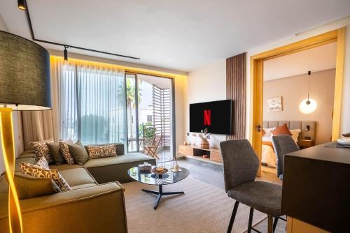 ein Wohnzimmer mit Sofa und Tisch in der Unterkunft The Iconic Spot - Pool and Sea View in Anfa-Supérieur