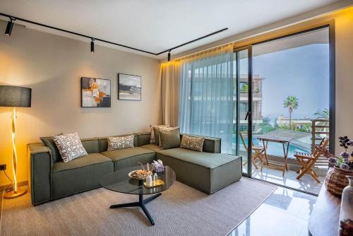 ein Wohnzimmer mit Sofa und Tisch in der Unterkunft The Iconic Spot - Pool and Sea View in Anfa-Supérieur