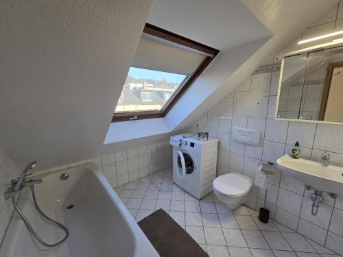 een badkamer met toilet en wastafel bij Helles Maisonette Apartment in Gera