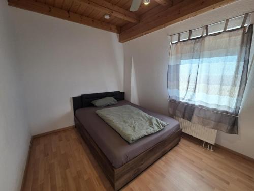 een slaapkamer met een bed in een kamer met een raam bij Helles Maisonette Apartment in Gera