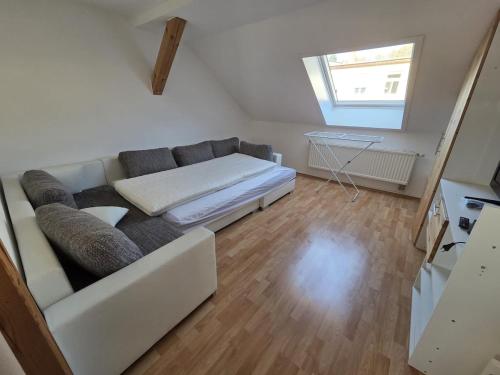 ゲーラにあるHelles Maisonette Apartmentのソファと窓のあるリビングルーム